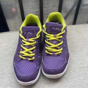 Lila sneakers  - Sparsamt använda sneakers  Storlek 39  