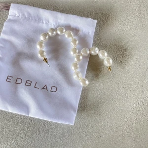 Pärlörhängen  - Säljer dessa super fina pärlörhängen då de inte kommer till så mycket användning 🤍✨ 