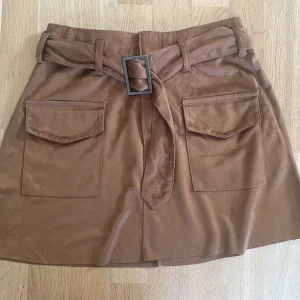 Brun mjuk mini kjol - Superfin och bekväm kjol med fickor ock skärp  Mycket mjuk och behaglig material Fin varm brun färg  