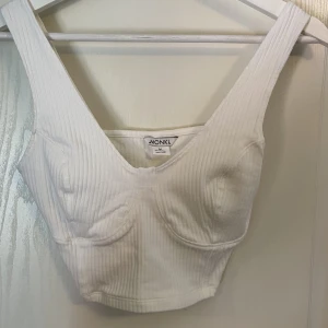 Topp - En vit topp/ linne som e använd få gånger