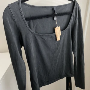 Skims New vintage scoop long sleeve t-shirt - Slutsåld Skims topp i färgen ash. Aldrig använd med prislapp. Storlek: M Nypris 665kr  