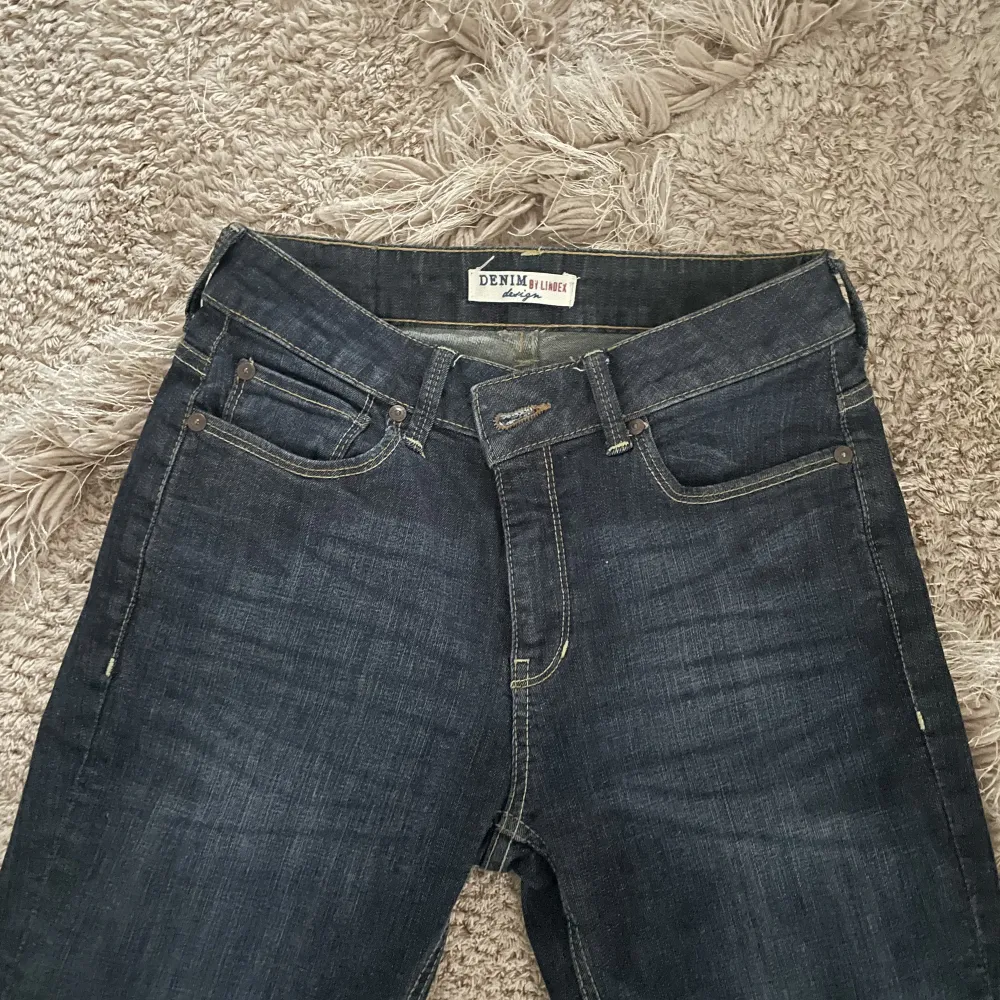 Mörkblå lätt bootcut jeans från lindex💕midwaist✨jag är 158 och dom är lite långa på mig💞fråga om du undrar något. Jeans & Byxor.