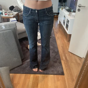 bootcutjeans - sååå snygga bootcutjeans som tyvärr är lite för långa på mig som är 172. lär passa perfekt för någon längre än mig eller någon med långa ben då jag inte har så långa ben🤍