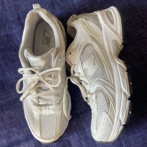 New Balance 530 - Säljer dessa New Balance 530 sneakers i färgen silver pga att dom är för små för mig. Dom är använda 1 gång så är så gott som nya. Storlek 38. Pris kan diskuteras 🤍