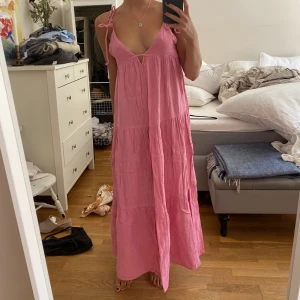 Klänning - Klänning från zara som knappt är använd