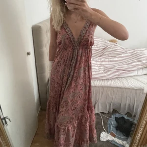 Långklänning - FINNS KVAR! Mönstrad långklänning (rosa grundfärg) som är köpt på en marknad i Kroatien. Den är tyvärr lite för kort på mig (172) så passar nog perfekt på någon runt 165cm +- beroende på hur man vill att den ska sitta🤍🤍 