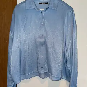 Glansig blå skjorta från bikbok. Fint skick, nästan inte använd. 