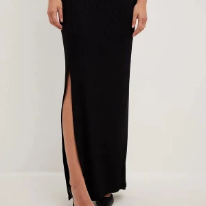 Ribbad maxikjol från nakd - En jättefin maxikjol med slits som tyvärr var för lång för mig, därför säljer jag den. Helt oanvänd. Skriv gärna för fler bilder