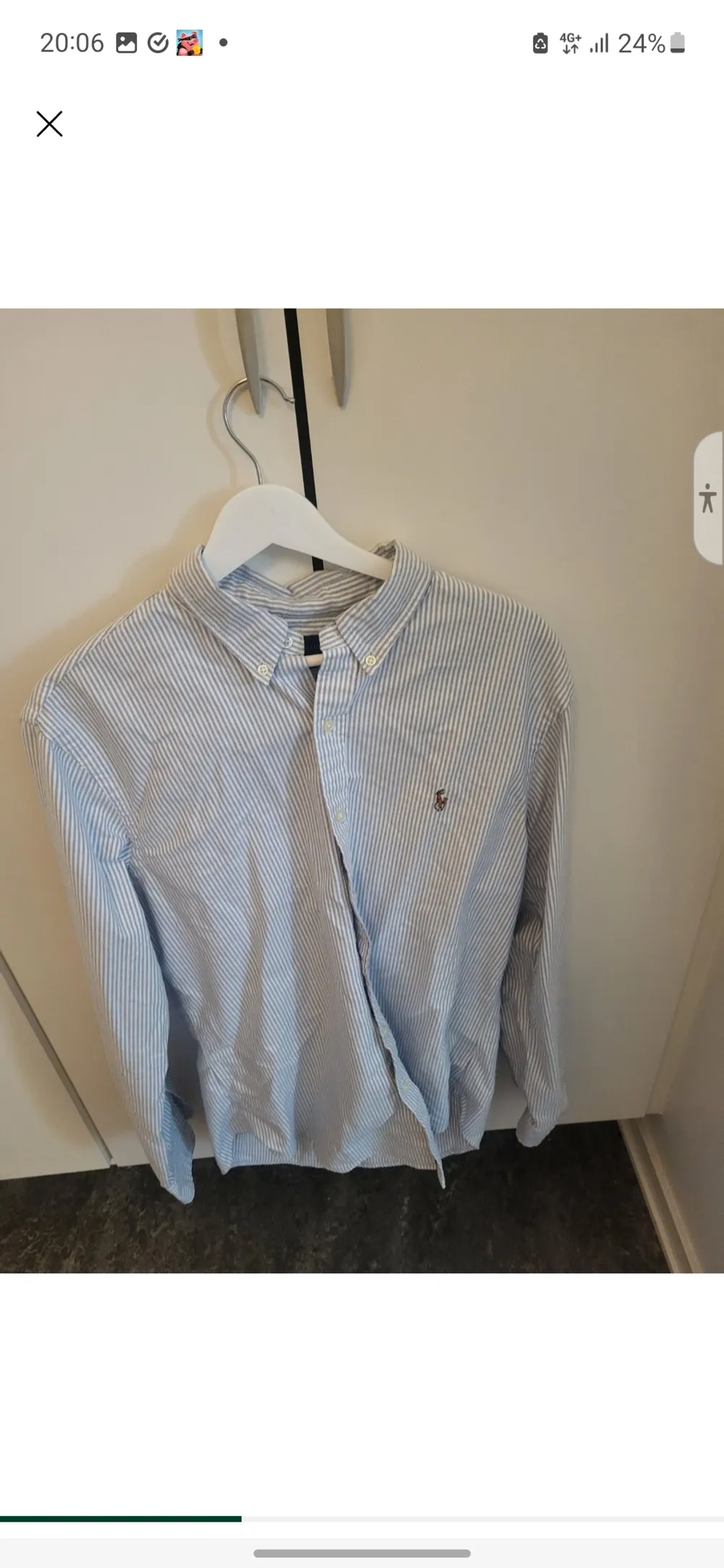 Blåvit skjorta ifrån Ralph lauren. Det är en slimfit skjorta i storlek L. Inga defekter/skador förekommer på plagget. . Skjortor.