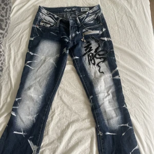 Crazy age jeans - Skitsnygga crazy age jeans! Väldigt rare! Jag är strl 38 i jeans och de är liiite tajta på mig. lågmidjade. Knappen är även borta. Jag är 171 cm. För mått/fler bilder kom PM 🩵
