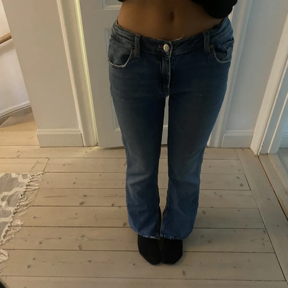 Zara flare jeans med slitz, dem är Low Rise i storlek 164 men passar även 24-26 i midjan och 30 i längden. 💘vid intresse/frågor skriv privat. Jeans & Byxor.