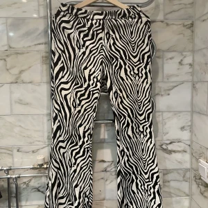 Zebra byxor - Stretchiga zebra byxor 70tals inspirerand