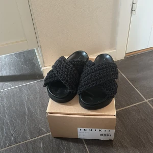 Inuikii tofflor - Slutsålda tofflor! De är i modell ”woven” och helt nya enbart provade, säljer pga köpte fel storlek. Bara fråga om fler bilder, priset kan såklart diskuteras💘💘