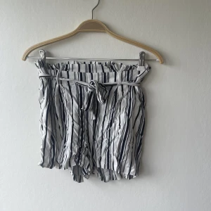 Shorts - Fina randiga shorts från Lindex barnavdelning (strl 170) men skulle säga att de är storlek s. 