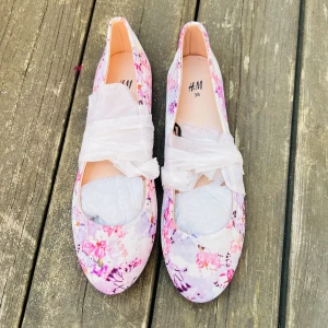 Dam ballerina skor - Fina och som det syns helt nya (aldrig använts) ballerina skor, i fint blom tryck. 