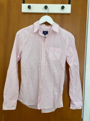 Gant Skjorta - Knappt använd som ny, skön skjorta att använda nu på sommaren😍
