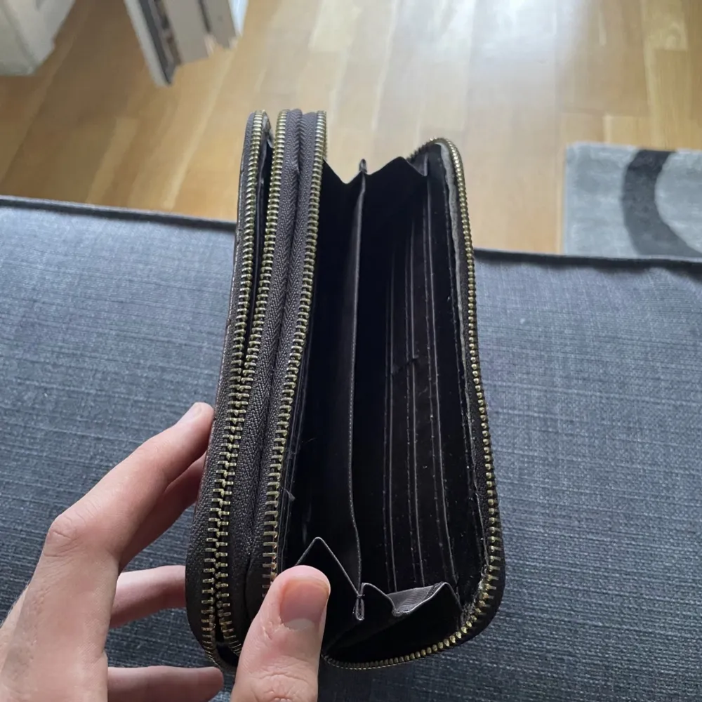 Plånbok med sedelficka kortficka och myntficka . Väskor.