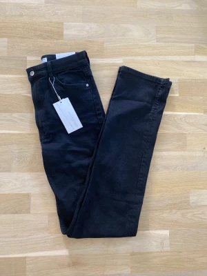 Jeans  - Helt oanvända jeans med prislapp kvar Storlek 40 