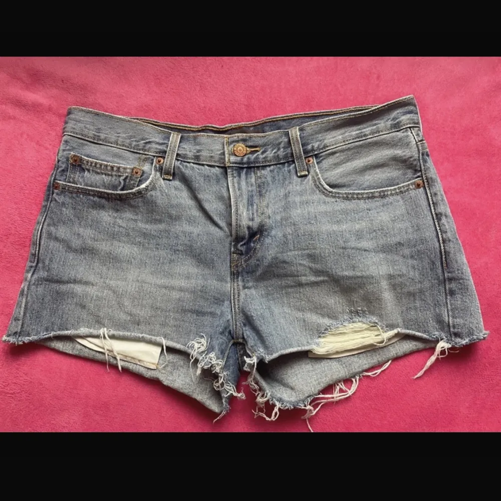 Jätte fina jeans shorts från levis❣️Bra skick men kommer ej till användning. Pris kan diskuteras.. Shorts.
