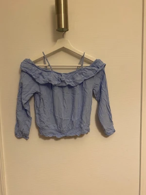 Topp - Blå topp från hm med volanger behövs strykas annars är den verkligen super söt. Har varigt en stor favorit och har i flera färger.