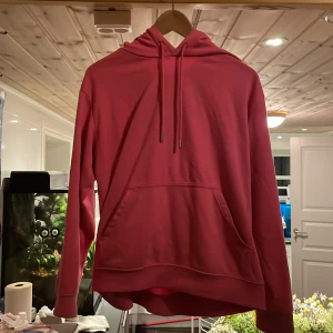 Rosa Hoddie - Stl S, köpt på H&M, köpt för 199, säljer för 120 använd men forfarande fräsch  