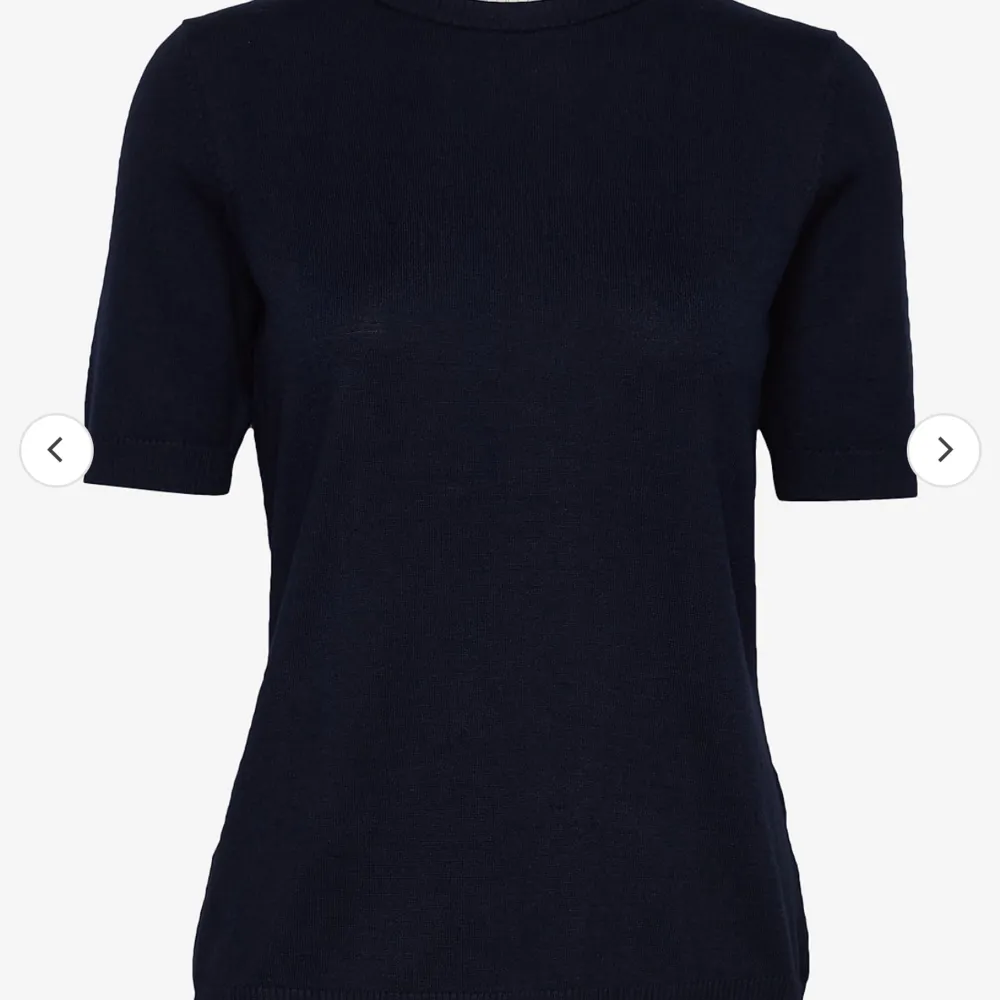 Säljer denna jättefina mörkblåa tröja 💕. T-shirts.