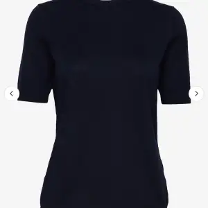 Säljer denna jättefina mörkblåa tröja 💕