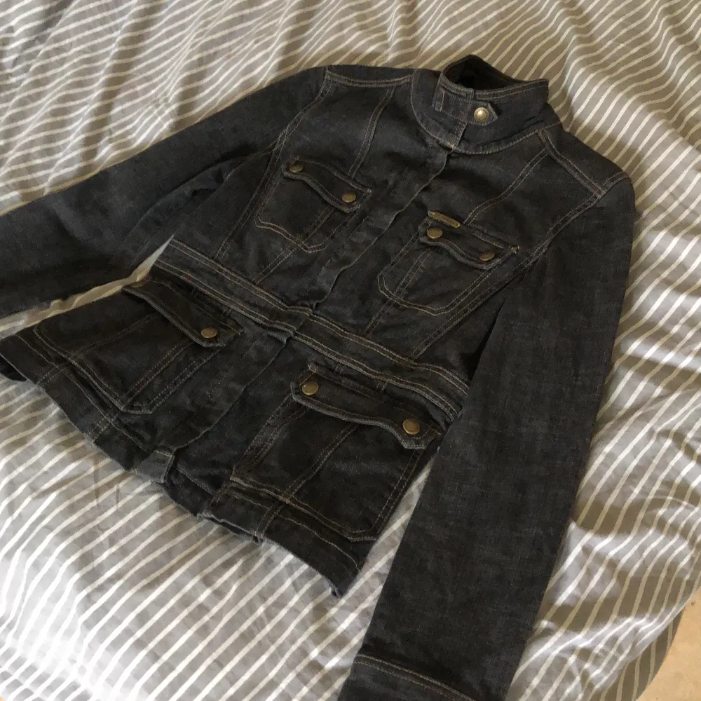 Säljer min väldigt fina DKNY jeans jacka! Den har inga slit och är praktiskt sett nyskick🫶🏼. Jackor.