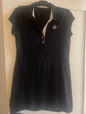 Klänningen North Sails  - Klänningen i bomull 94% North Sails , passar till nån som har storlek L 