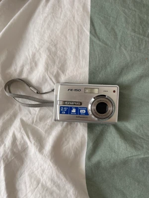 Olympus FE-150 - Olympus digitalkamera. Batteri och laddare följer med, dock inget minneskort. Fungerar som den ska!