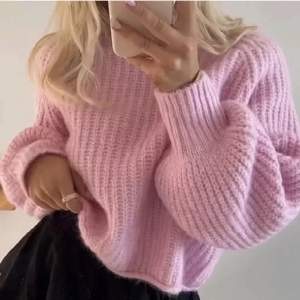 rosa stickad tröjan ifrån Zara. Helt slutsåld och är i nyskick. Endast använd 1 gång. Sticks ej. Hör av dig vid frågor🥰 (LÅNADE BILDER) 
