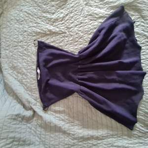 En tubtopp från zara i strlS jättefin och kan också bli en kjol. Samt passar den med flera olika färger. Fråga gärna!