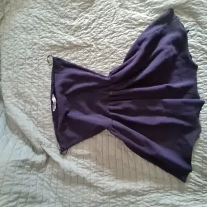 En tubtopp från zara i strlS jättefin och kan också bli en kjol. Samt passar den med flera olika färger. Fråga gärna!