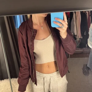 Bomberjacka - En jättesnygg bomberjacka i vinröd färg, passar mig perfekt.