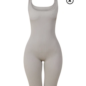 Jumpsuit  - Jätte fin ribbad jumpsuit från PLT, aldrig använd🫶🏽