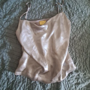 Satin topp - Satin topp från h&m. Denr i storlek xs och är använd jättefå gånger.