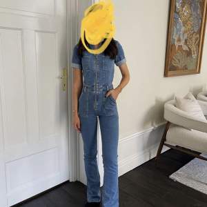 Mango jumpsuit storlek M men passar 34-36  Lite lång på mig som är 163 passar bra i längd någon som är 167-170   Helt ny med lappar kvar   Lånad bild 400kr inkl. Spårbar frakt PostNord 