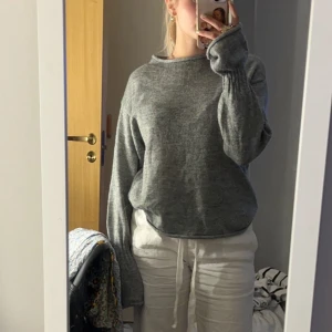 Tröja - Tröja med utsvängda armar. Pris kan diskuteras.