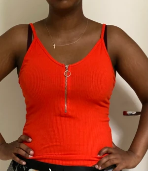 Snygg bodysuit från bikbok  - Använt bara en gång så är den nästan som ny 🥰 i storlek Xs. Jag rensar min garderob 💕