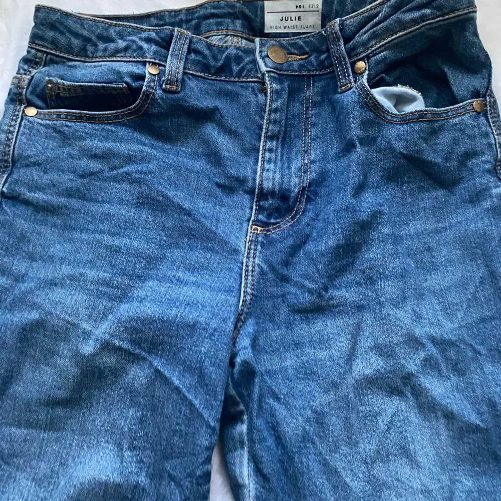 Jättefina mörkblåa Bootcut jeans från Cubus! Dom är i fint skick. Ny pris är 500kr.. Jeans & Byxor.