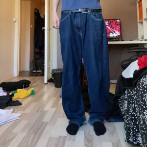 Baggy jeans - Har använt väldigt mycket men inga hål eller större skador förutom att jag nästan trampat sönder dom