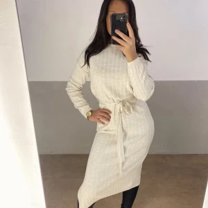 Stickad långklänning  - Stickad beige långklänning från Only strl S 🐚 Mycket fint skick!  Kan skickas, köparen står för frakten 🤍