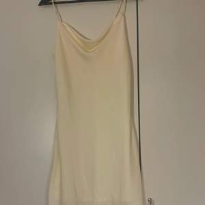 Guldgul klänning från Gina Tricot, skön och fin passforn. Använd 1 gång💛💛