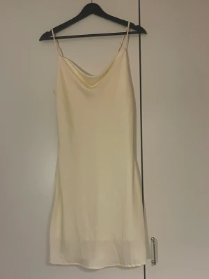 Silkesklänning - Guldgul klänning från Gina Tricot, skön och fin passforn. Använd 1 gång💛💛