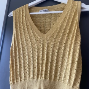 Gul stickad topp - Jättegullig gul stickad topp💖 Köparen står för frakten📦