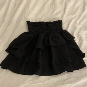 Svart volangkjol - Suuuperfin svart volangkjol, säljs då den inte kommer till användning!