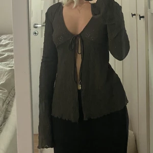 Tröja med knytning - Tröja från BikBok i broderat material. Storlek xs.