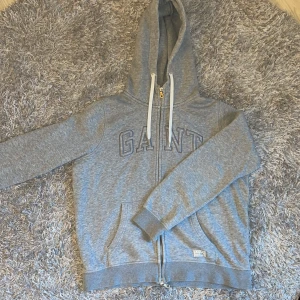 Zip hoodie - En jättefin zip hoodie från GANT i nyskick! nästan aldrig använd 🥰storlek L men passar även S/M