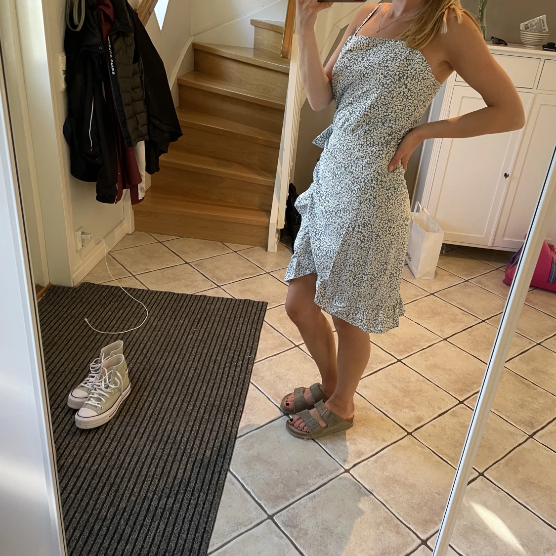 Blommig omlottklänning - 91