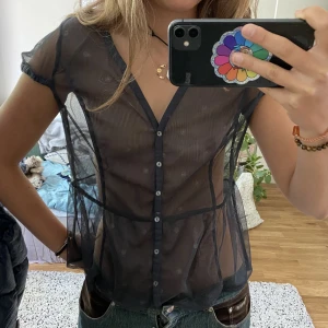 Meshblus NOA NOA - Coolaste mesh toppen ever. Så himla ball fast finklädd på samma gång. Älskar denna och verkligen sån staple ☠️❤️nypris 700kr